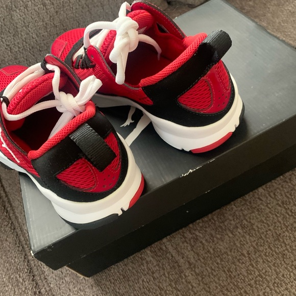 NIB Jordan shoes 5.5y - Picture 5 of 7